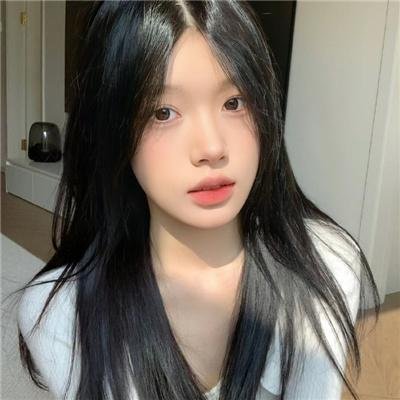 给小酒馆女子喝高杯酒